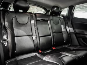 Volvo V40 Cross Country D4 Momentum - Image 19