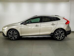 Volvo V40 Cross Country D4 Momentum - Image 2