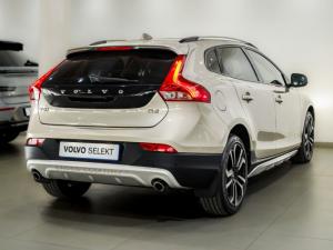 Volvo V40 Cross Country D4 Momentum - Image 4