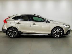 Volvo V40 Cross Country D4 Momentum - Image 5