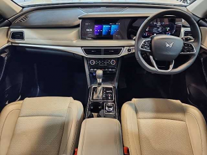Mahindra XUV700 2.0T AX7L - Image 12