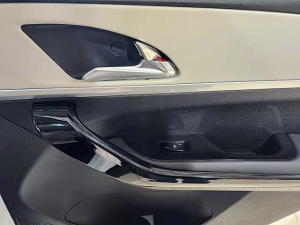 Mahindra XUV700 2.0T AX7L - Image 6