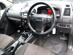 Isuzu D-Max 250 4x4 Hi-Ride - Image 8