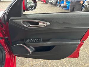 Alfa Romeo Giulia 2.0T Veloce - Image 12