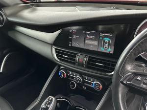 Alfa Romeo Giulia 2.0T Veloce - Image 17