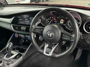 Alfa Romeo Giulia 2.0T Veloce - Image 18