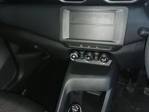 Nissan Magnite 1.0 Visia manual - Image 11