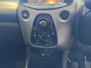 Toyota Aygo 1.0 X-Play - Image 10