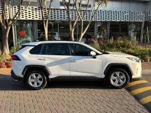 Toyota RAV4 2.0 GX auto - Image 3