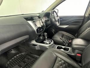 Nissan Navara 2.5DDTI LE/LE Plus automatic D/C - Image 13