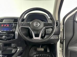 Nissan Navara 2.5DDTI LE/LE Plus automatic D/C - Image 17
