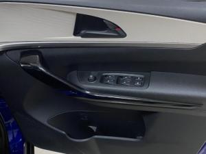 Mahindra XUV700 2.0T AX5 - Image 8