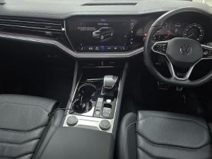 Volkswagen Touareg V6 TDI Executive R-Line - Image 2