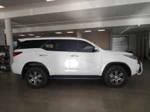 Toyota Fortuner 2.4GD-6 manual - Image 4