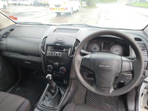 Isuzu D-Max 250 4x4 Hi-Ride - Image 6