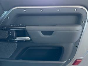 Land Rover Defender 90 D300 X-Dynamic SE - Image 11