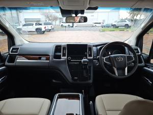 Toyota Quantum 2.8 LWB bus 6-seater VX Premium - Image 6