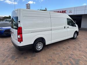 Toyota Quantum 2.8 SLWB panel van - Image 2