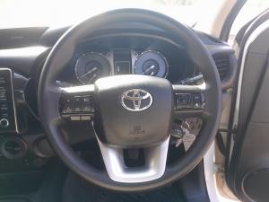 Toyota Hilux 2.4GD-6 double cab Raider manual - Image 12