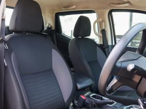 Nissan Navara 2.5DDTi double cab SE Plus auto - Image 13