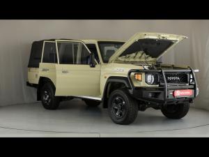 Toyota Land Cruiser 79 4.2D double cab - Image 14