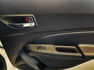Suzuki Swift 1.2 GLX manual - Image 9