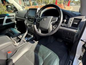 Toyota Land Cruiser 200 4.5D-4D V8 VX-R - Image 9