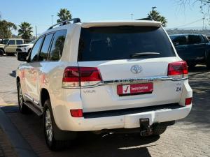 Toyota Land Cruiser 200 4.5D-4D V8 VX-R - Image 13