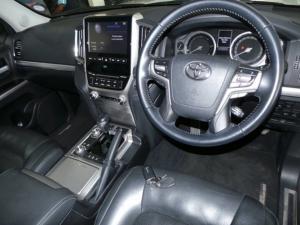 Toyota Land Cruiser 200 4.5D-4D V8 VX-R - Image 3