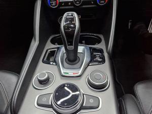 Alfa Romeo Giulia 2.0T Veloce - Image 18
