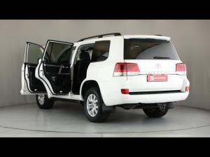 Toyota Land Cruiser 200 4.5D-4D V8 VX - Image 10