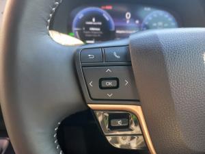 Toyota Crown 2.5 Hybrid E-Four - Image 9