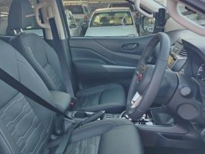Nissan Navara 2.5DDTI PRO-4X 4X4 automatic D/C - Image 8