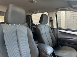Isuzu KB 300D-Teq double cab LX auto - Image 9