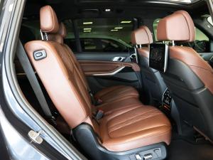 BMW X7 M50d - Image 14