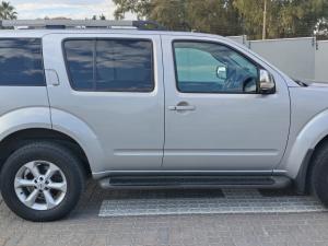 Nissan Pathfinder 2.5 dCi LE automatic - Image 3