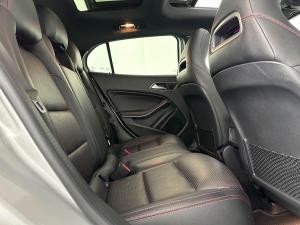 Mercedes-Benz GLA 220dautomatic 4MATIC - Image 14