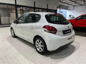 Peugeot 208 1.2 Active - Image 5