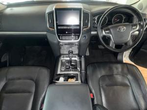 Toyota Land Cruiser 200 4.5D-4D V8 VX-R - Image 12