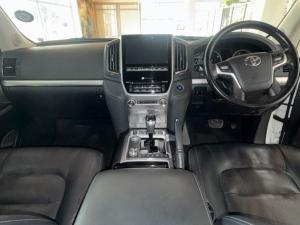 Toyota Land Cruiser 200 4.5D-4D V8 VX-R - Image 13
