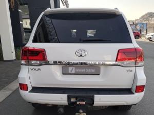 Toyota Land Cruiser 200 4.5D-4D V8 VX-R - Image 3
