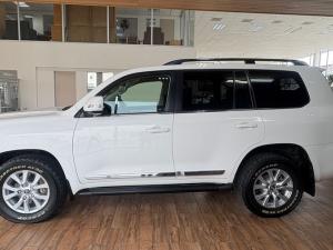 Toyota Land Cruiser 200 4.5D-4D V8 VX-R - Image 4