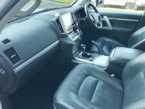 Toyota Land Cruiser 200 4.5D-4D V8 VX-R - Image 7