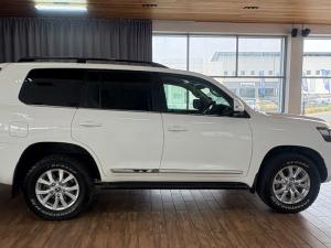 Toyota Land Cruiser 200 4.5D-4D V8 VX-R - Image 8