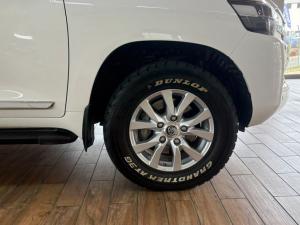 Toyota Land Cruiser 200 4.5D-4D V8 VX-R - Image 9