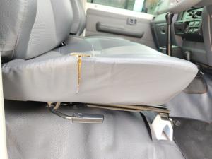 Toyota Land Cruiser 79 4.2D single cab - Image 17