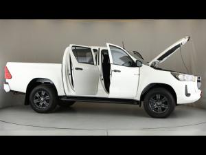 Toyota Hilux 2.4GD-6 double cab 4x4 Raider manual - Image 15