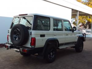 Toyota Land Cruiser 76 2.8GD-6 station wagon VX - Image 2