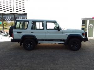 Toyota Land Cruiser 76 2.8GD-6 station wagon VX - Image 3