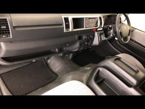 Toyota Hiace 2.5D-4D bus 14-seater GL - Image 10